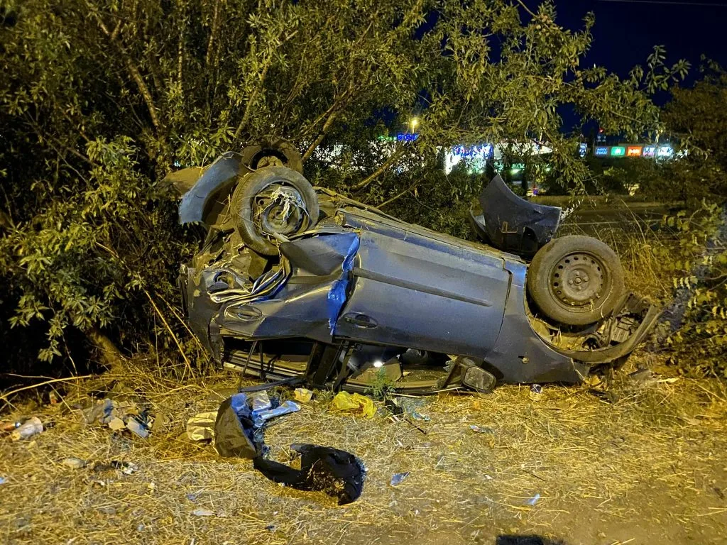 Σφοδρή σύγκρουση αυτοκινήτων στη Θέρμη με 2 τραυματίες - Οδηγός διέφυγε σπάζοντας την ηλιοροφή