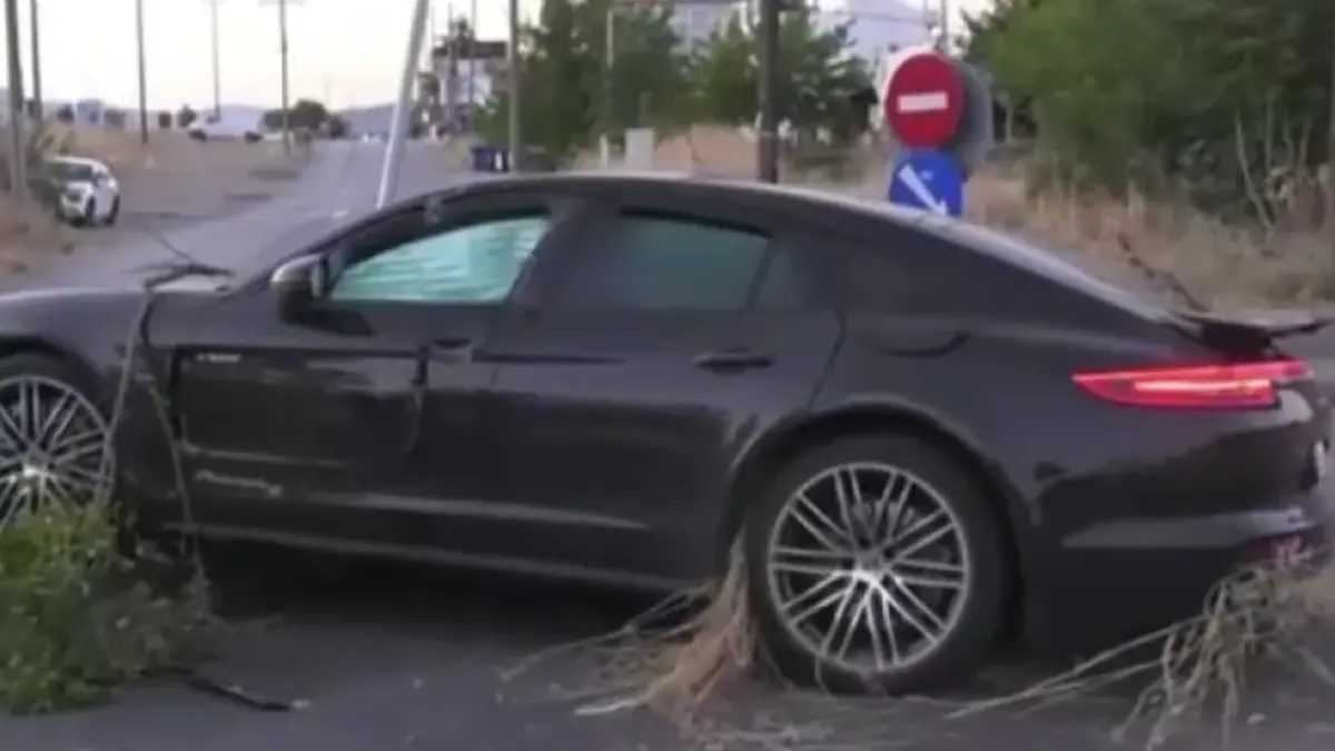 Σφοδρή σύγκρουση αυτοκινήτων στη Θέρμη με 2 τραυματίες - Οδηγός διέφυγε σπάζοντας την ηλιοροφή