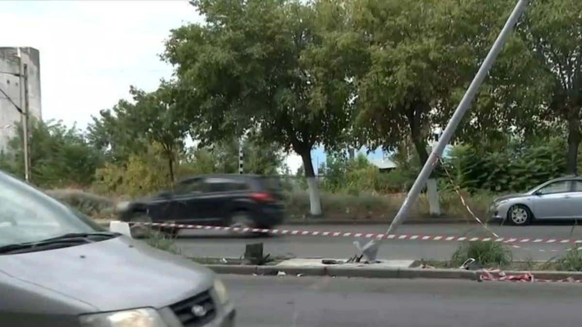 Θεσσαλονίκη: Αυτοκίνητο καρφώθηκε σε κολώνα φωτισμού στη Μοναστηρίου και την ξήλωσε