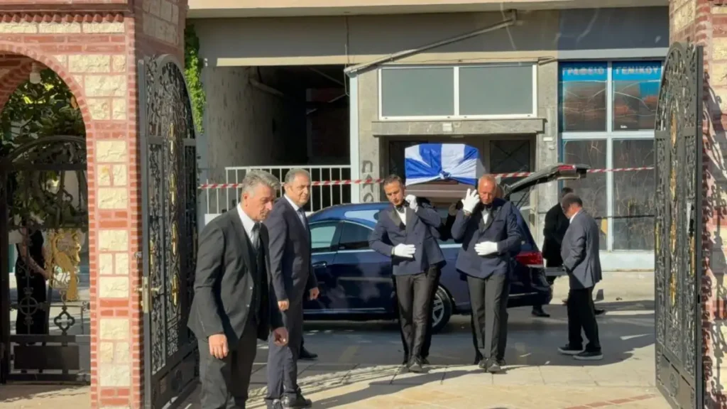 Απόστολος Βεσυρόπουλος: Πλήθος κόσμου στην κηδεία του – Τυλιγμένο με την ελληνική σημαία το φέρετρό του