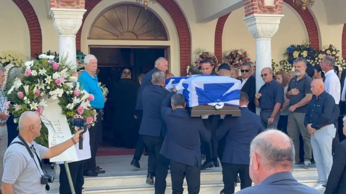 Απόστολος Βεσυρόπουλος: Πλήθος κόσμου στην κηδεία του – Τυλιγμένο με την ελληνική σημαία το φέρετρό του