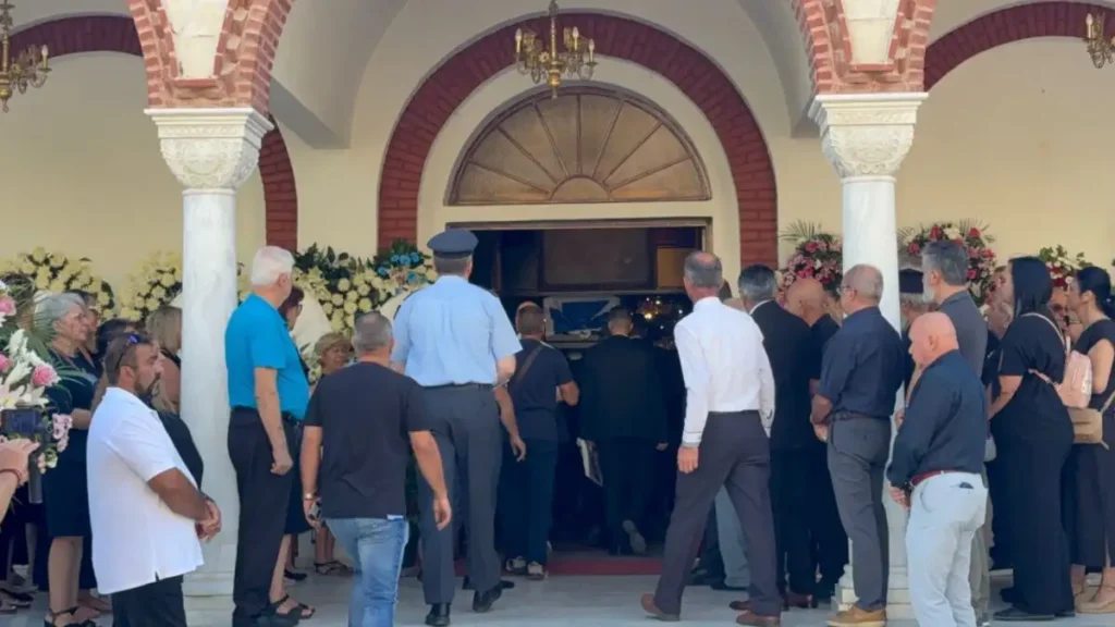 Απόστολος Βεσυρόπουλος: Πλήθος κόσμου στην κηδεία του – Τυλιγμένο με την ελληνική σημαία το φέρετρό του