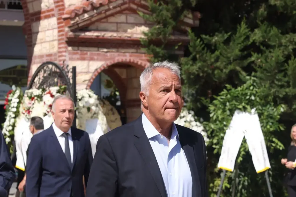 Απόστολος Βεσυρόπουλος: Πλήθος κόσμου στην κηδεία του – Τυλιγμένο με την ελληνική σημαία το φέρετρό του