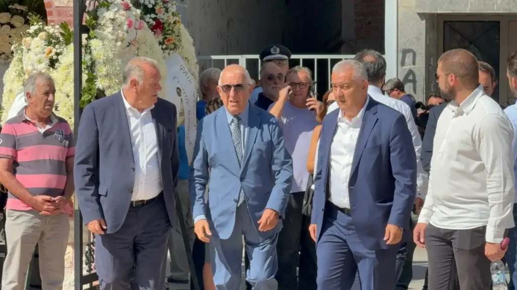 Απόστολος Βεσυρόπουλος: Πλήθος κόσμου στην κηδεία του – Τυλιγμένο με την ελληνική σημαία το φέρετρό του
