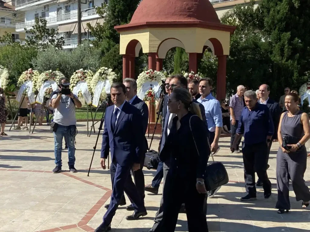 Απόστολος Βεσυρόπουλος: Πλήθος κόσμου στην κηδεία του – Τυλιγμένο με την ελληνική σημαία το φέρετρό του