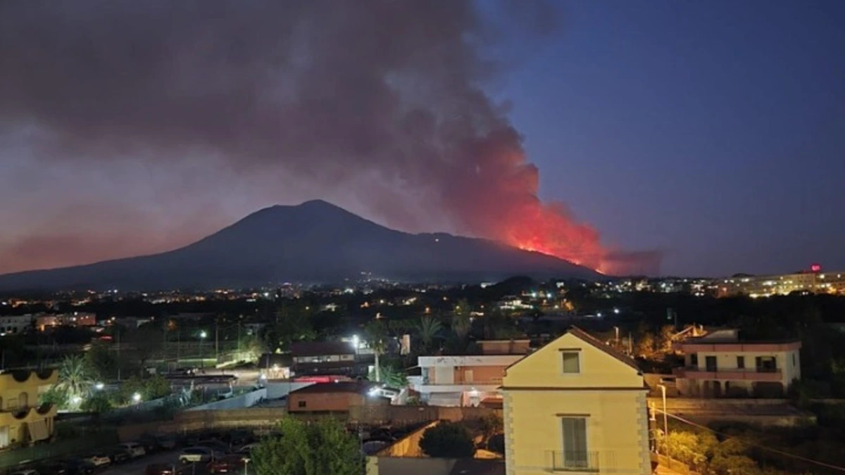 Πυρκαγιά στον Βεζούβιο, κινητοποίηση της Πολιτικής Προστασίας - «Ξύπνησε» και η Αίτνα