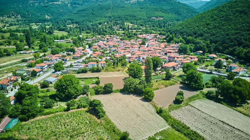 Viral o ιερέας που έχει κανάλι στο YouTube, drone και έξι κάμερες και προβάλλει το Βόιο Κοζάνης