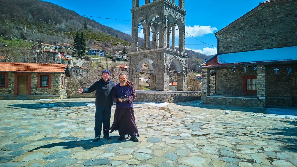 Viral o ιερέας που έχει κανάλι στο YouTube, drone και έξι κάμερες και προβάλλει το Βόιο Κοζάνης