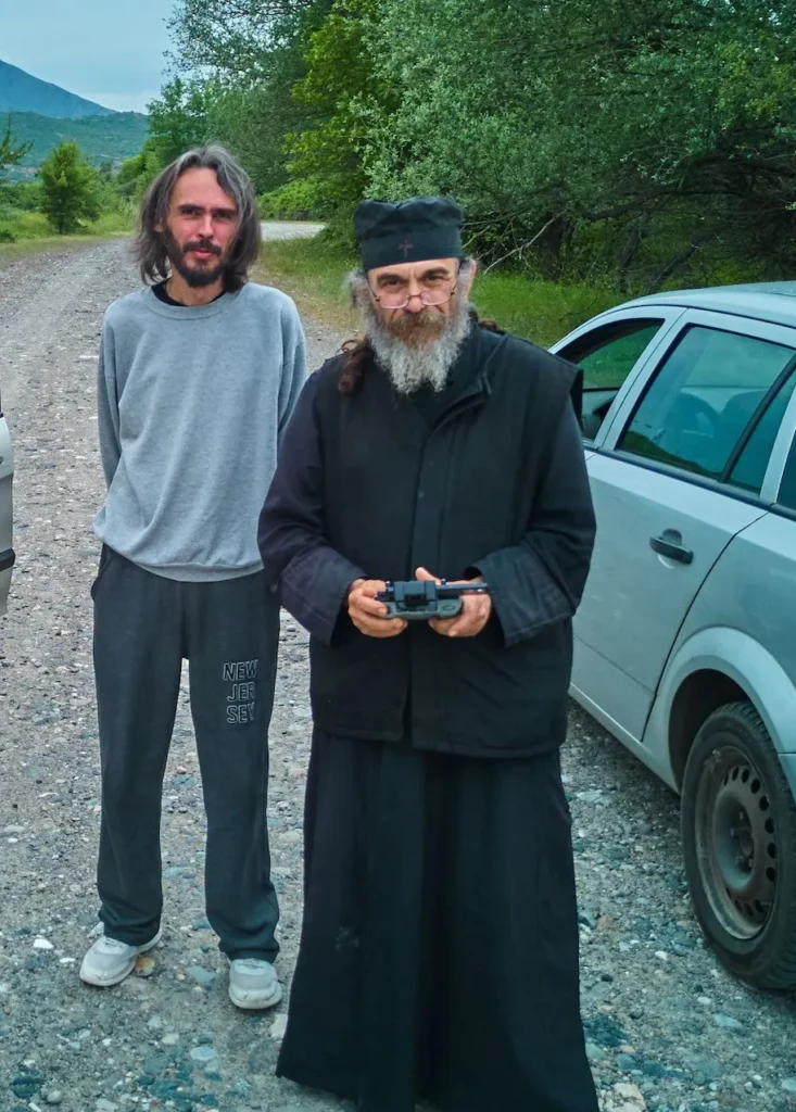 Viral o ιερέας που έχει κανάλι στο YouTube, drone και έξι κάμερες και προβάλλει το Βόιο Κοζάνης