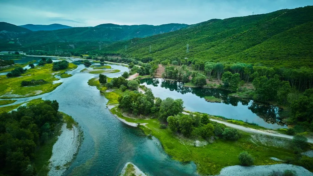 Viral o ιερέας που έχει κανάλι στο YouTube, drone και έξι κάμερες και προβάλλει το Βόιο Κοζάνης