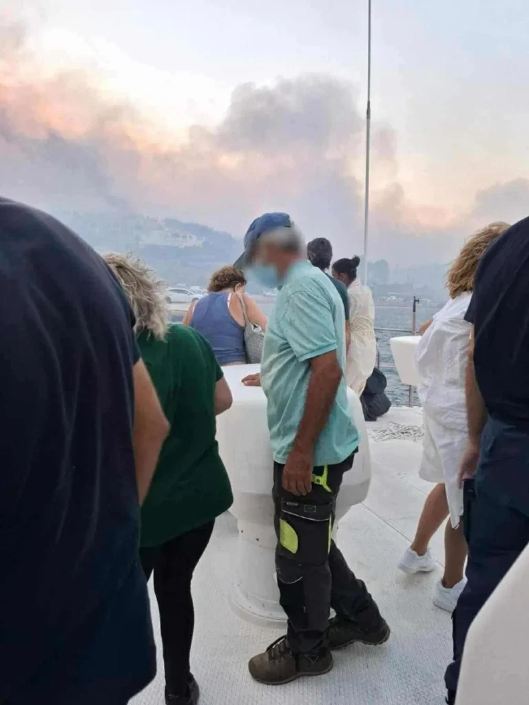 Φωτιά τώρα – Χίος: Καρέ καρέ ο απεγκλωβισμός δεκάδων πολιτών από τις παραλίες Λημνιά και Αγία Μαρκέλλα