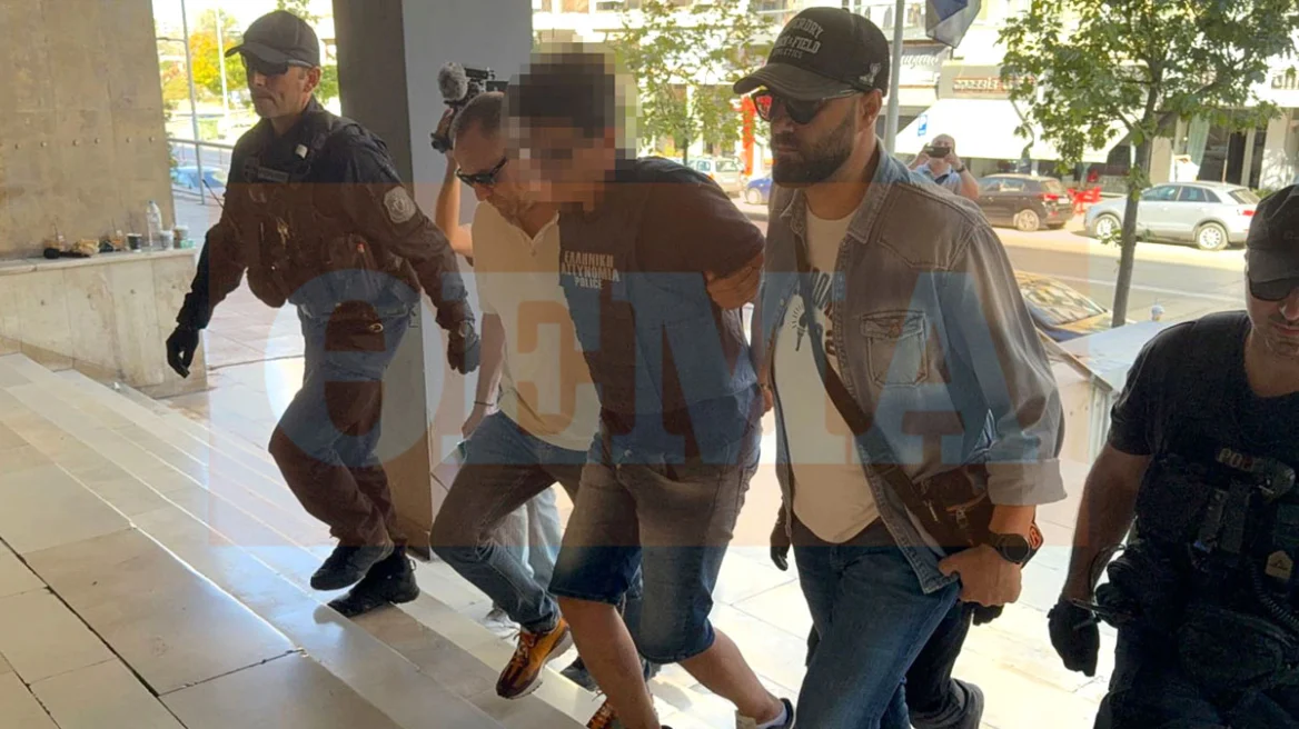 Στον εισαγγελέα με ισχυρές αστυνομικές δυνάμεις ο 50χρονος που έπνιξε με σακούλα την αδερφή του στη Θεσσαλονίκη