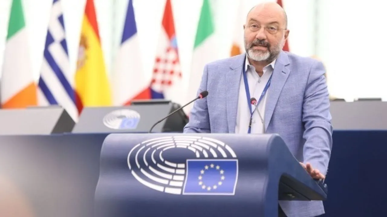 Σ. Αρναούτογλου: Καύσωνες χωρίς όρια - Η Ευρώπη οφείλει να προστατεύσει ζωές, όχι κέρδη