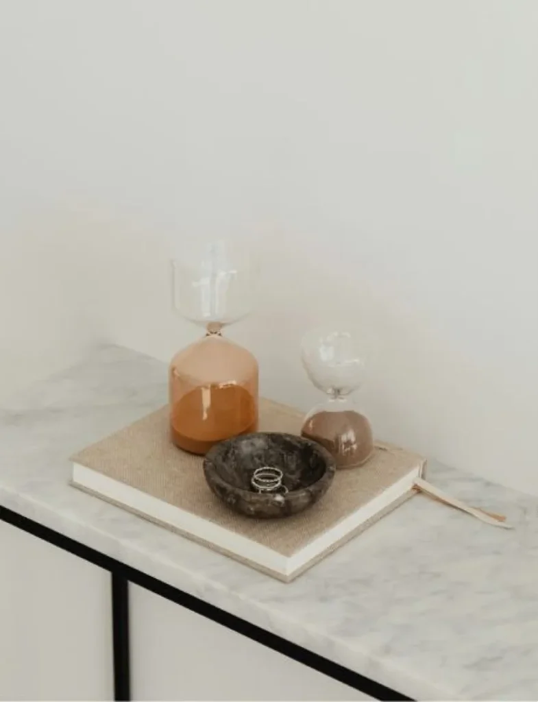 Τα πιο άχρηστα διακοσμητικά που γεμίζουν το σπίτι χωρίς να προσφέρουν τίποτα