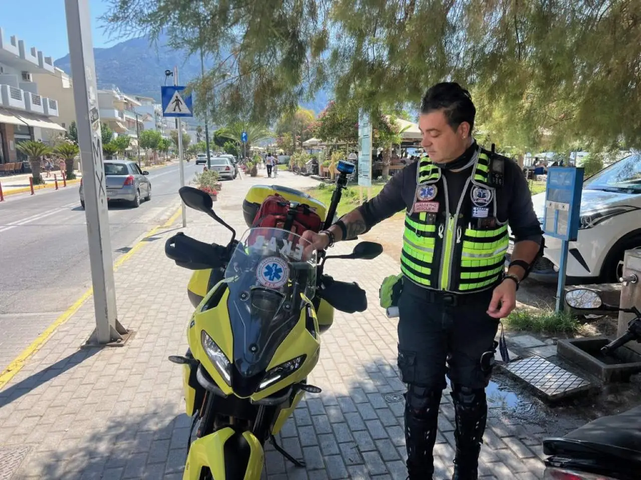 Σοβαρό τροχαίο στην Αθήνα για τον διασώστη του ΕΚΑΒ που υπηρέτησε με τη Μοτοσικλέτα Ταχείας Ανταπόκρισης στην Καλαμάτα