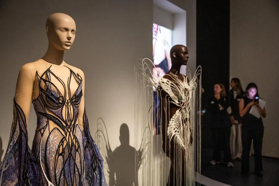 Το σύμπαν της Iris van Herpen εξερευνά η έκθεση «Sculpting the Senses» στο Kunsthal Rotterdam