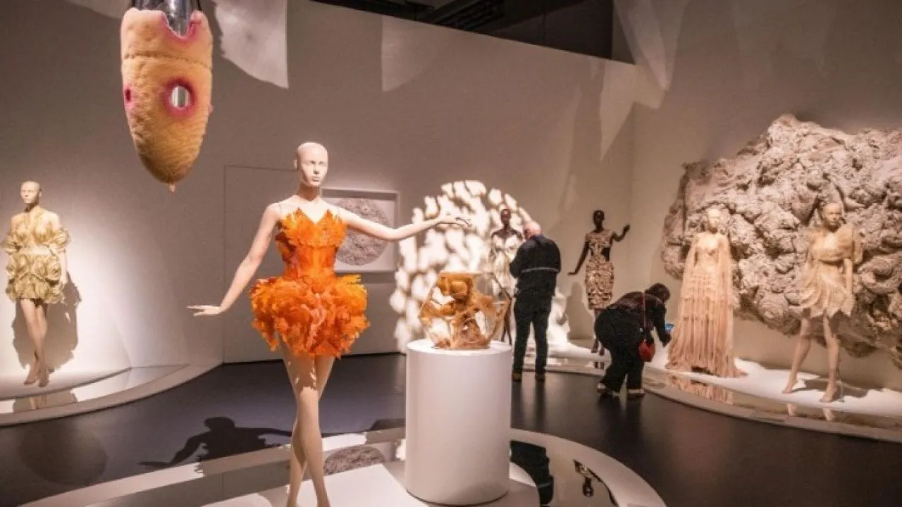 Το σύμπαν της Iris van Herpen εξερευνά η έκθεση «Sculpting the Senses» στο Kunsthal Rotterdam