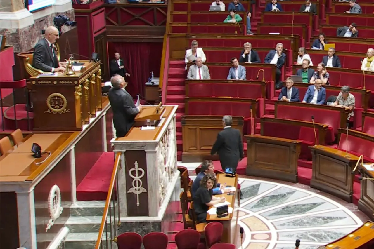 Γαλλία: Η κυβερνητική κρίση αποκαλύπτει το βαθύ ρήγμα μεταξύ της κοινωνίας και της πολιτικής τάξης