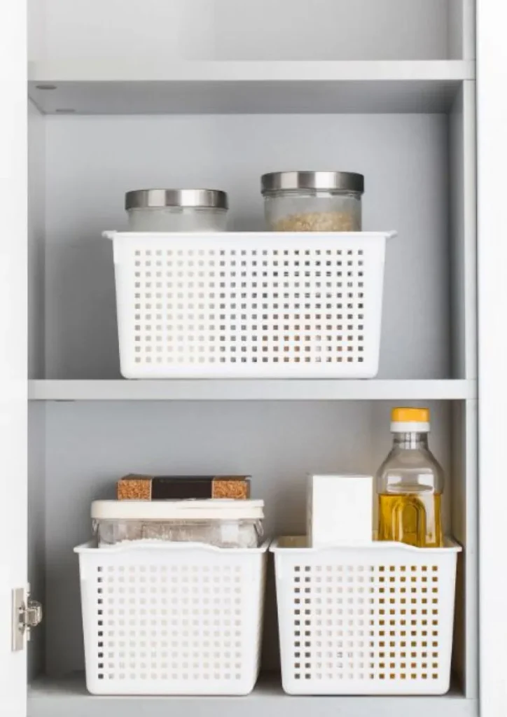 Οργανώστε τα ντουλάπια της κουζίνας χωρίς αχρείαστες αγορές: Οι πιο απλές ιδέες