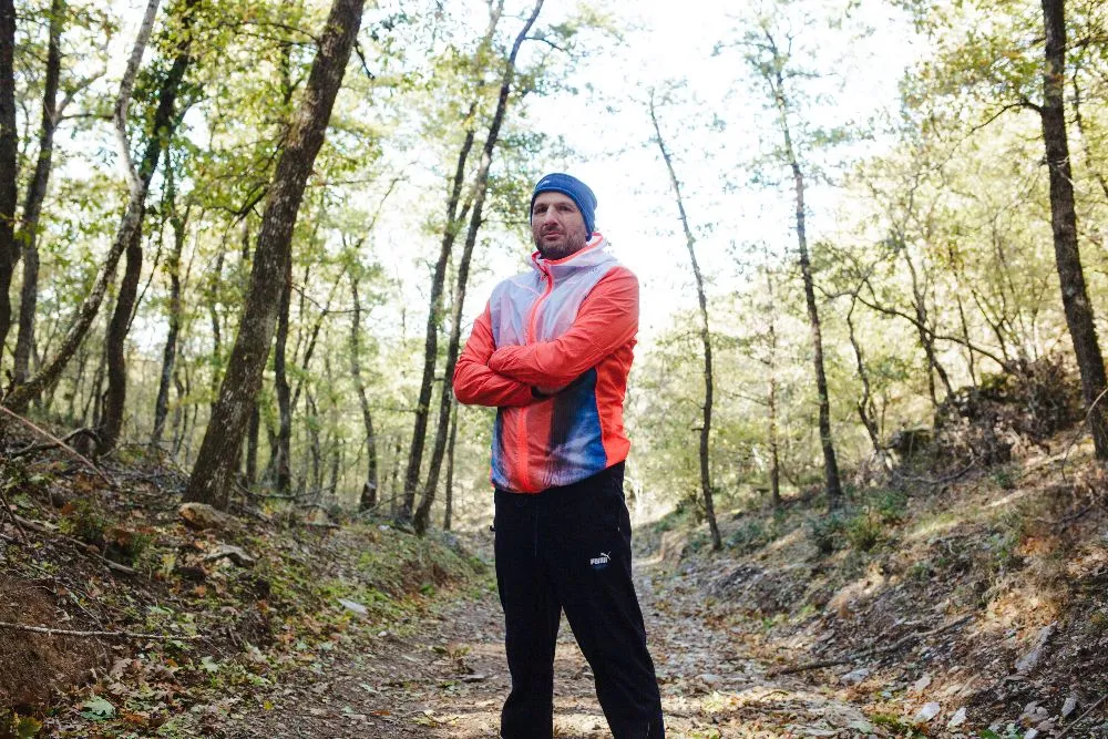 Θεσσαλονίκη: Ο οδηγός που χαρίζει ξύλινα μπρελόκ σε σχήμα λεωφορείου και το χαμένο πορτοφόλι που “αποκάλυψε” το μυστικό του