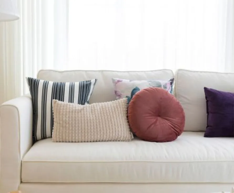 Το λάθος με τα διακοσμητικά μαξιλάρια και πώς να το αποφύγετε