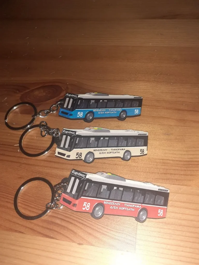 Θεσσαλονίκη: Ο οδηγός που χαρίζει ξύλινα μπρελόκ σε σχήμα λεωφορείου και το χαμένο πορτοφόλι που “αποκάλυψε” το μυστικό του