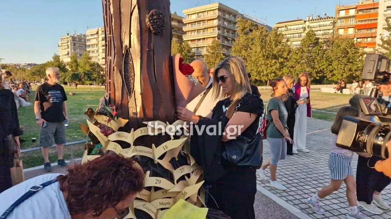 Θεσσαλονίκη: Σε εξέλιξη η συγκέντρωση αλληλεγγύης στον Πάνο Ρούτσι – Αφήνουν λουλούδια και κεριά στο “Δέντρο της Μνήμης” (φωτο & video)