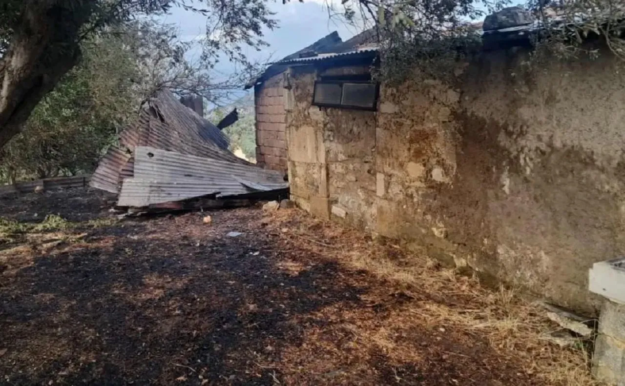 Φωτιά στην Αχαΐα: Αναζωπύρωση στη Λάκκα - Εκκενώθηκαν οικισμοί, κάηκαν αγροικίες και καλλιέργειες