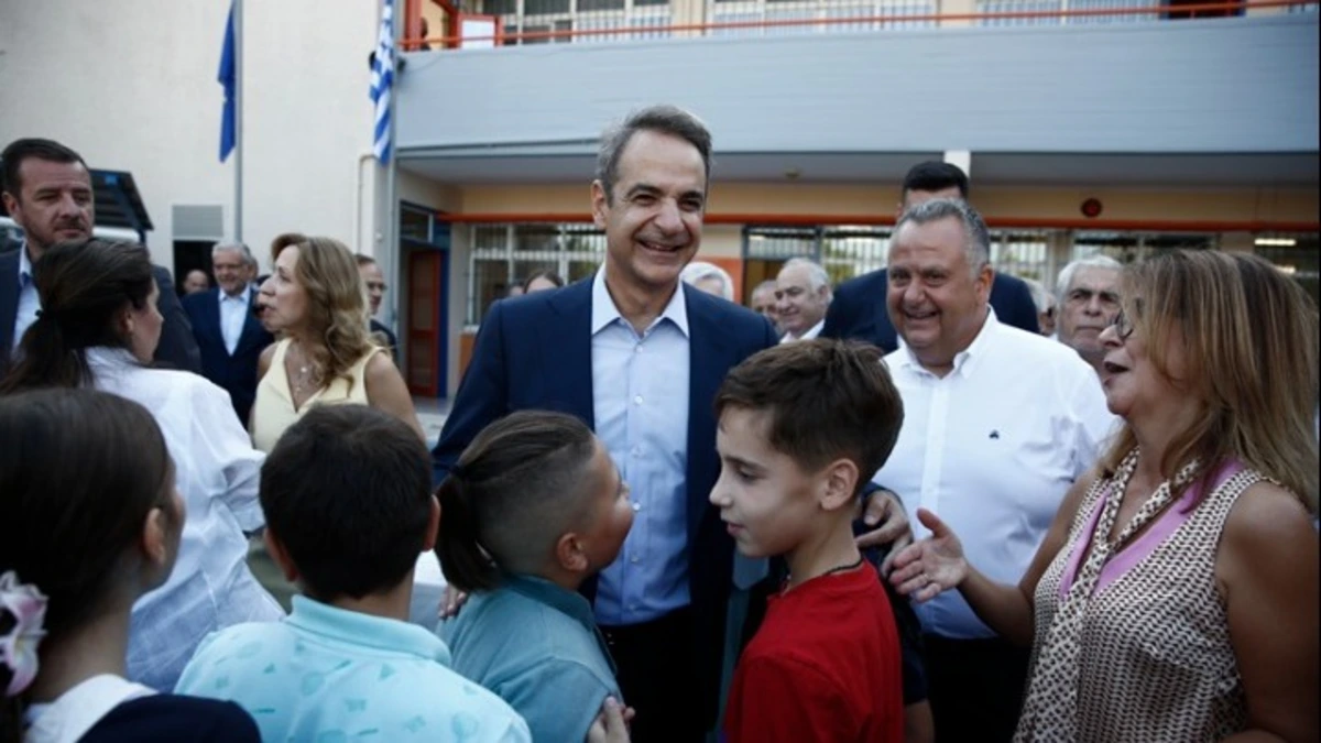 Στον αγιασμό του 8ου δημοτικού σχολείου Νέας Φιλαδέλφειας παραβρέθηκε ο πρωθυπουργός
