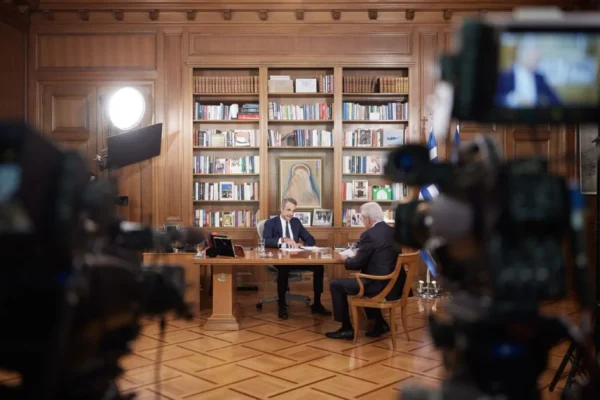 «Η χώρα πρέπει να γυρίσει σελίδα»: Αντιδράσεις από την αντιπολίτευση για τη συνέντευξη Μητσοτάκη