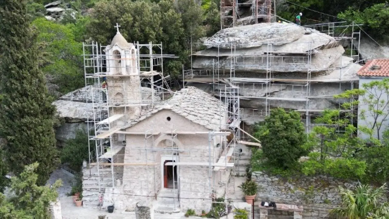 Επίσκεψη Λ. Μενδώνη στην Ικαρία - Εγκαίνια της αποκατεστημένης Μονής Οσίας Θεοκτίστης, στην Κοινότητα Ευδήλου