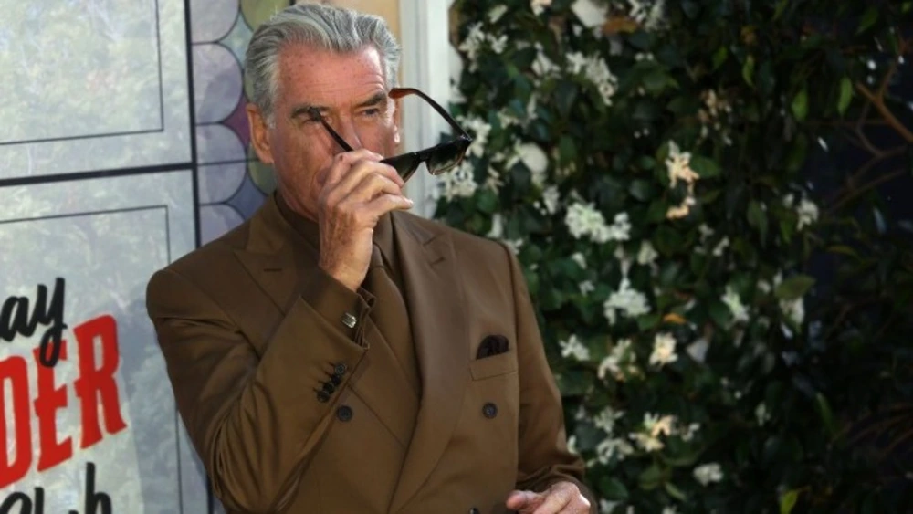 Το ριμέικ του «Cliffhanger» με τους Πιρς Μπρόσναν και Λίλι Τζέιμς θα κάνει πρεμιέρα το 2026
