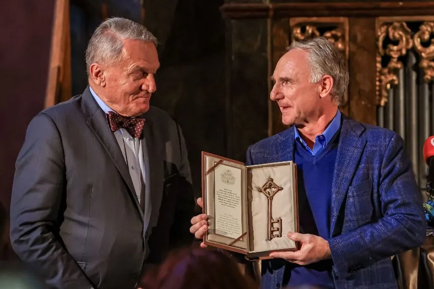 Την Πράγα, σκηνικό του νέου του βιβλίου, επισκέφθηκε ο Νταν Μπράουν