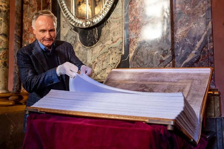 Την Πράγα, σκηνικό του νέου του βιβλίου, επισκέφθηκε ο Νταν Μπράουν