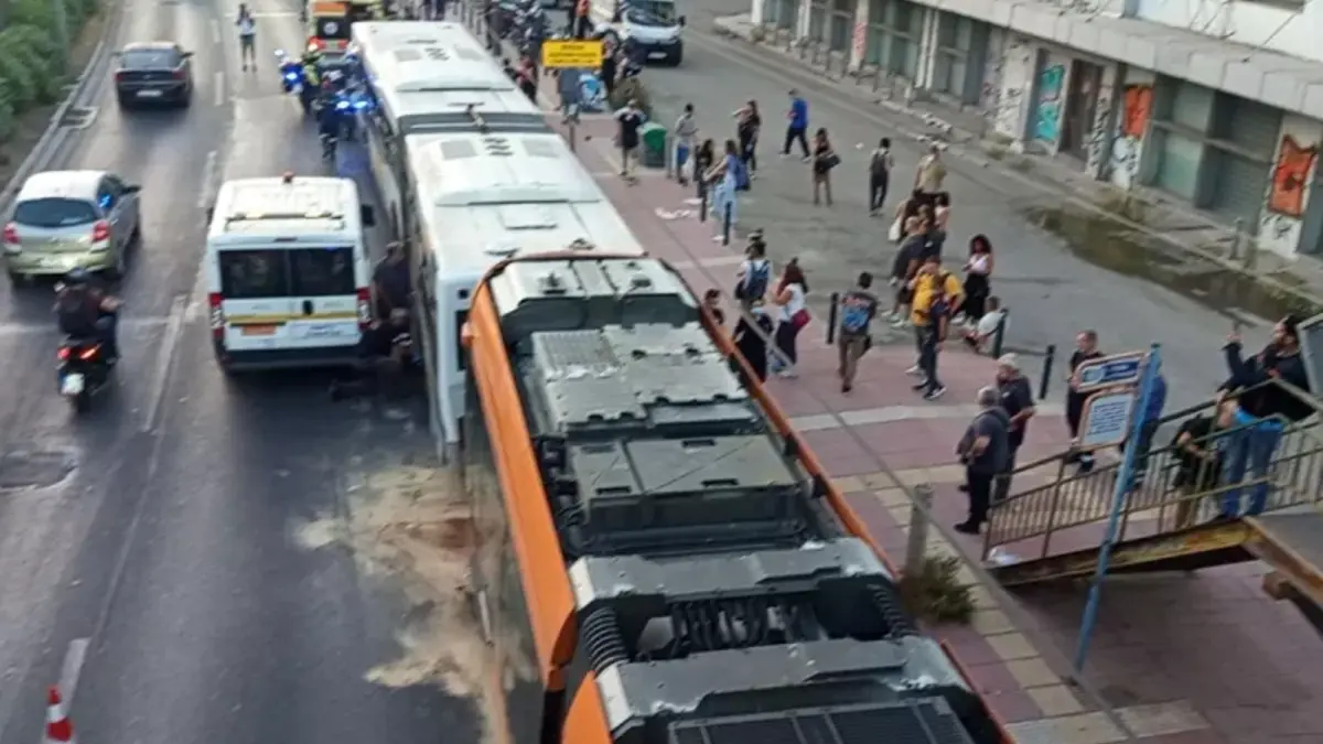 Σύγκρουση λεωφορείου με τραμ στον Πειραιά, 30 τραυματίες - Δείτε βίντεο από το σημείο