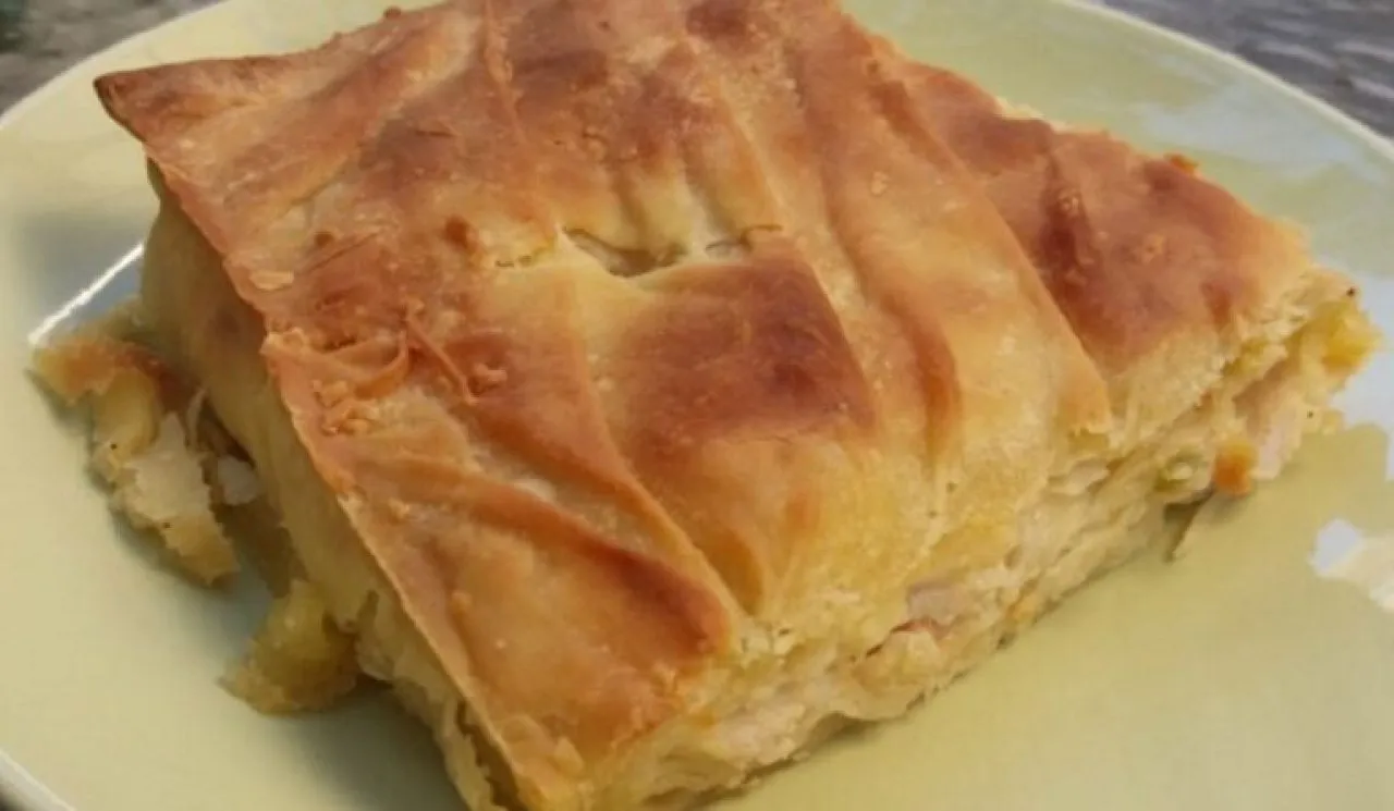 Σπιτική ζαμπονοτυρόπιτα με χωριάτικο φύλλο
