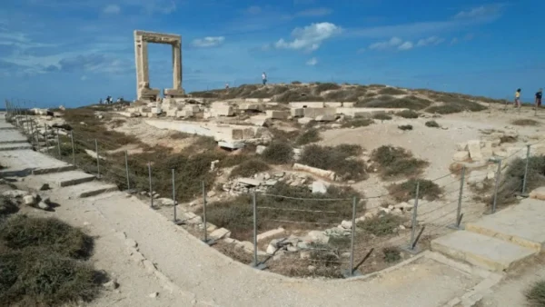 ΥΠΠΟ: Νέα περίφραξη στην Πορτάρα Νάξου - Παραίτηση αιτήματος Δήμου Νάξου προς το Πρωτοδικείο για την προσωρινή περίφραξη