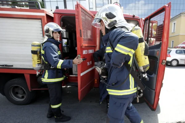 Φωτιά τώρα στα Οινόφυτα – Καίει χαμηλή βλάστηση