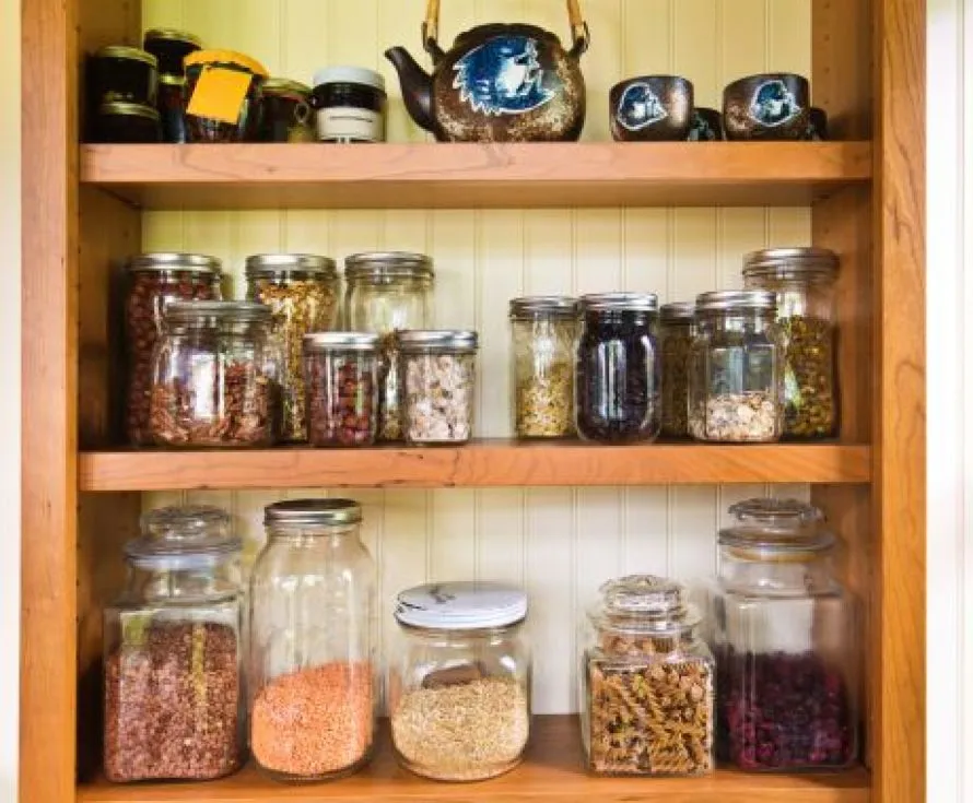 Οργανώστε τα ντουλάπια της κουζίνας χωρίς αχρείαστες αγορές: Οι πιο απλές ιδέες