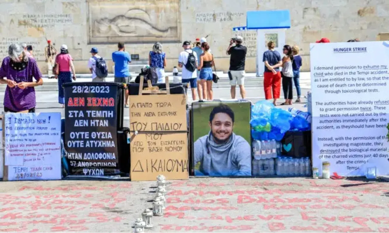 Νοσοκομειακοί ψυχολόγοι: Στο πλευρό του Πάνο Ρούτσι, του πατέρα που κάνει απεργία πείνας για την εκταφή του γιού του