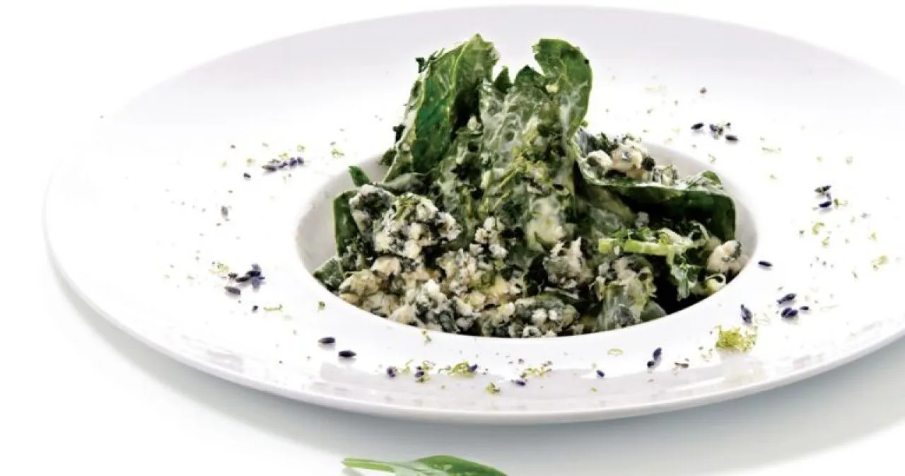 Σαλάτα σπανάκι με μπλέ τυρί και dressing αβοκάντο