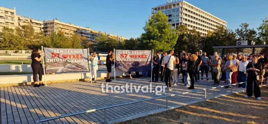 Θεσσαλονίκη: Σε εξέλιξη η συγκέντρωση αλληλεγγύης στον Πάνο Ρούτσι – Αφήνουν λουλούδια και κεριά στο “Δέντρο της Μνήμης” (φωτο & video)