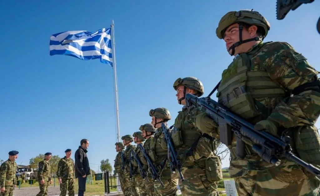 Στρατιωτική θητεία: Εθελόντριες γυναίκες και σχέδιο για επιβράβευση όσων υπηρετούν αμέσως μετά το Λύκειο