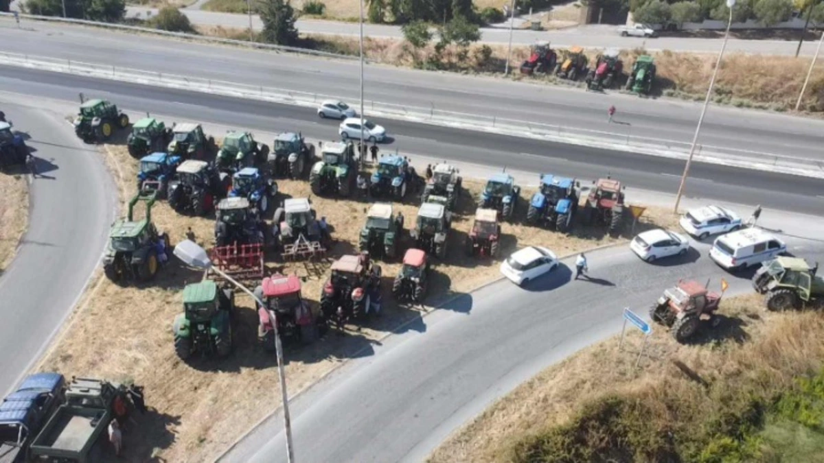 Αγρότες απέκλεισαν συμβολικά την εθνική οδό Θεσσαλονίκης-Νέων Μουδανίων