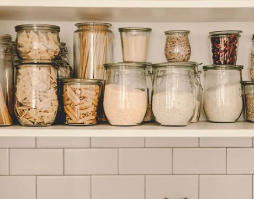 Οργανώστε τα ντουλάπια της κουζίνας χωρίς αχρείαστες αγορές: Οι πιο απλές ιδέες