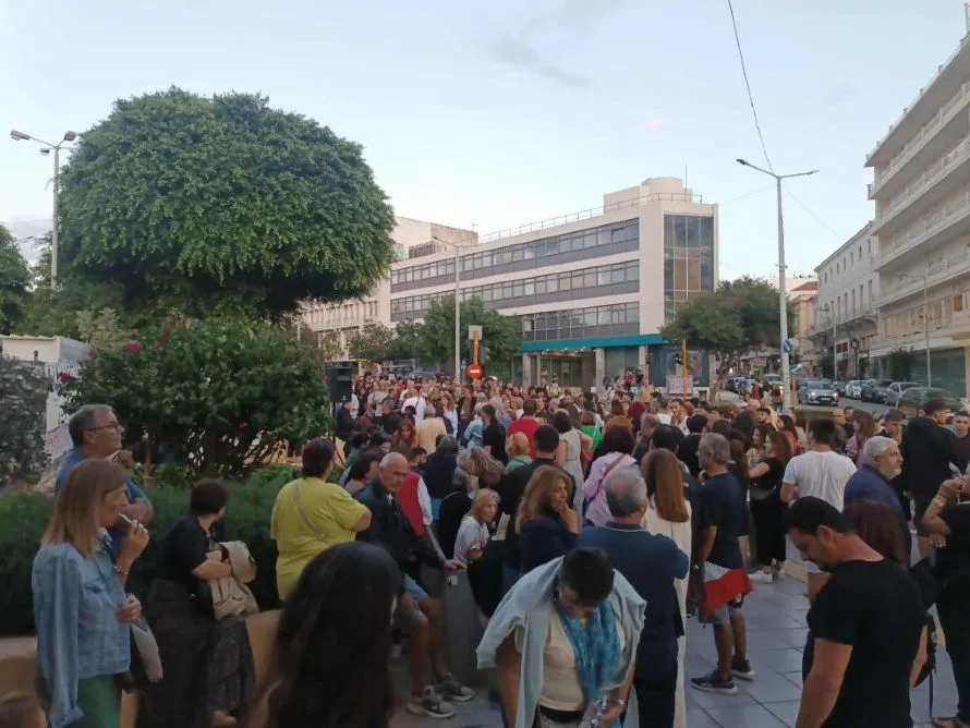 Χανιά: Πλήθος κόσμου στη συγκέντρωση αλληλεγγύης στον Πάνο Ρούτσι