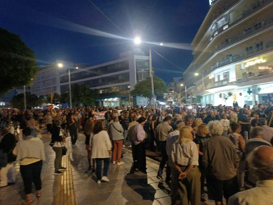 Χανιά: Πλήθος κόσμου στη συγκέντρωση αλληλεγγύης στον Πάνο Ρούτσι