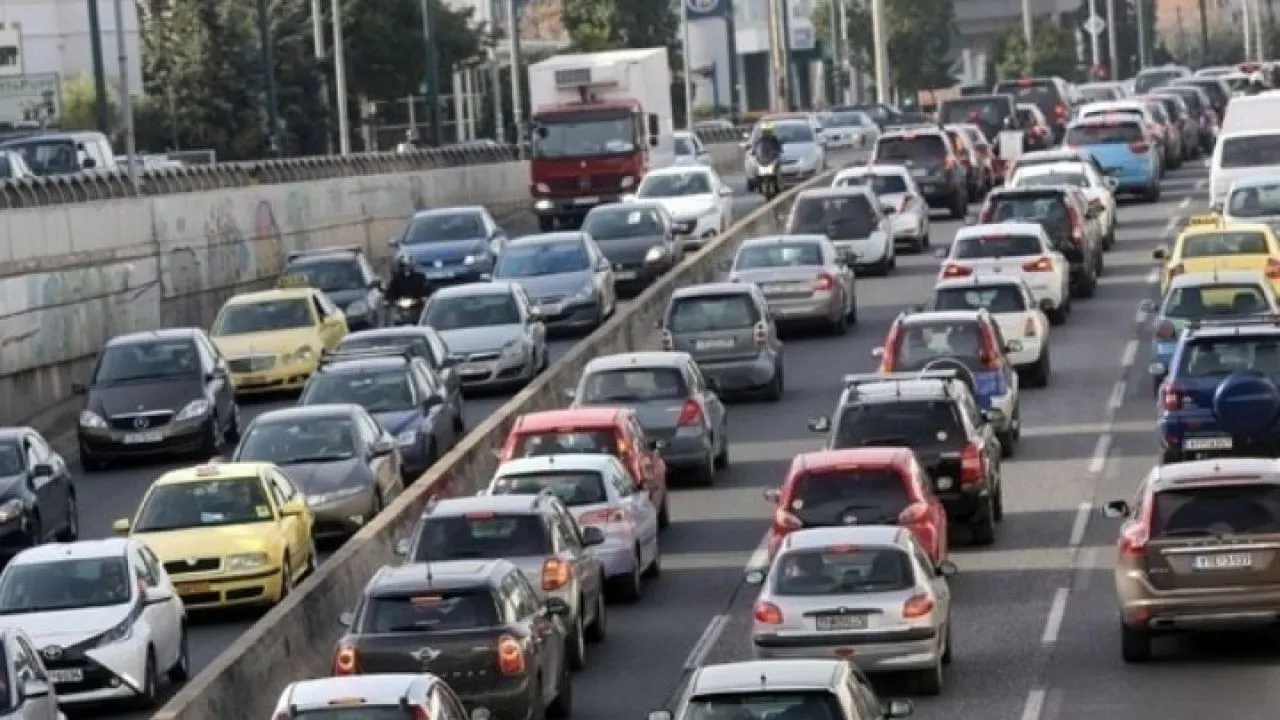 Υπ. Μεταφορών προς οδηγούς ενόψει της 28ης Οκτωβρίου: «Αν αγαπάς την οικογένειά σου, προσοχή στον δρόμο»