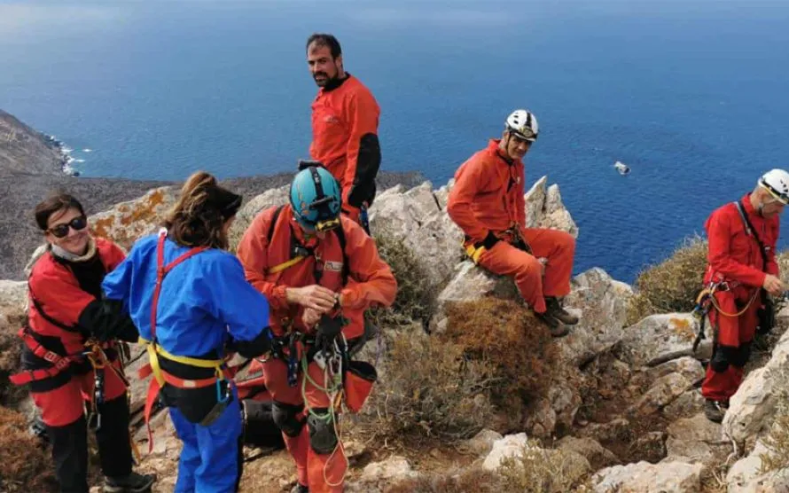 Σημαντικά γεωλογικά ευρήματα και ανεξερεύνητα σπήλαια φέρνει στο φως σπηλαιολογική αποστολή στην Αμοργό