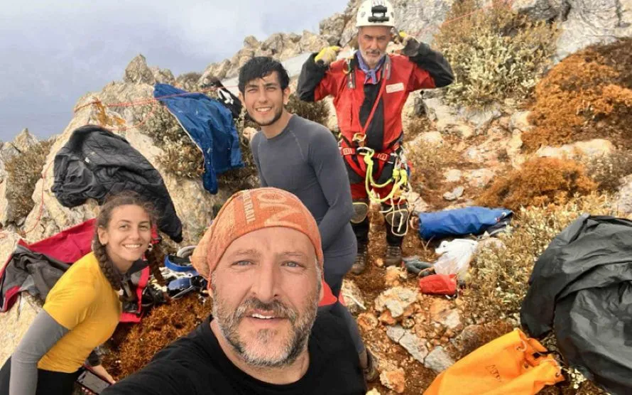 Σημαντικά γεωλογικά ευρήματα και ανεξερεύνητα σπήλαια φέρνει στο φως σπηλαιολογική αποστολή στην Αμοργό